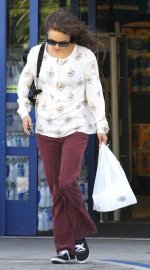 53951_Preppie_Natalie_Portman_shopping_at_CVS_in_Los_Feliz_4_122_44lo.jpg