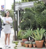 Lana_Del_Rey_2012-10-11_-_appears_to_buy_a__22C850_horse_topiary_in_West_Hollywood_281729.jpg