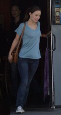 -Welcome-to-People-2012-On-the-set-in-Los-Angeles-March-4-2011-olivia-wilde-19888569-1707-2560.jpg