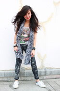 black-scarf-white-top-black-jeans-white-shoes_400.jpg