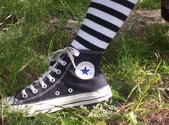 Converse_shoes_in_the_grasscon_by_Bulles2PerlinPinPin.jpg