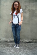 white-t-shirt-blue-jeans-black-converse-shoes-black_400.jpg