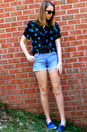 sky-blue-keds-shoes-sky-blue-thrifted-levis-shorts-black-ray-ban-sunglasses-_400.jpg