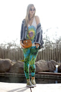 palm-tree-versace-x-h-m-pants-diy-tie-dyed-converse-shoes_400erg.jpg