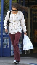 50906_Preppie_Natalie_Portman_shopping_at_CVS_in_Los_Feliz_6_122_100lo.jpg