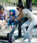 natalie-portman-park-playtime-with-aleph-01.jpg