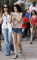 kylie-jenner-and-white-blackberry-bold-9700-9780-gallery.jpg