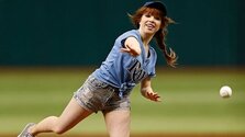 see-carly-rae-jepsens-worst-first-pitch-ever.jpg