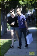 anne-hathaway-adam-shulman-victory-awards-couple-14.jpg