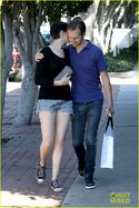 anne-hathaway-adam-shulman-victory-awards-couple-09.jpg