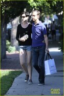 anne-hathaway-adam-shulman-victory-awards-couple-06.jpg