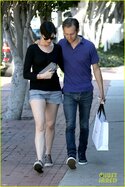 anne-hathaway-adam-shulman-victory-awards-couple-05.jpg