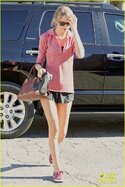 taylor-swift-spends-new-years-day-dancing-01.jpg