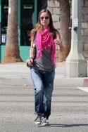 olivia-wilde-and-converse-chuck-taylor-all-star-lo-top-sneakers-gallerhiy.jpg