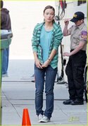 olivia-wilde-and-converse-chuck-taylor-all-star-lo-top-sneakers-gallerky.jpg