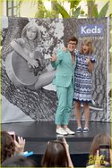 taylor-swift-climbs-trees-with-kelly-osbourne-05.jpg