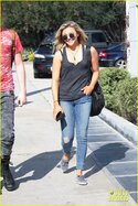 chloe-moretz-hair-salon-stop-before-bday-trip-04.jpg