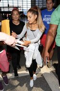 Ariana+Grande+Ariana+Grande+Signs+Autographs+bGLMaVVwv7Al.jpg