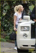 lady-gaga-stops-by-bradley-coopers-house-01.jpg