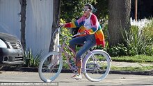 3D2BDD3F00000578-0-Breezy_day_The_actress_rode_her_bike_through_the_streets_in_the_-m-136_148702.jpg