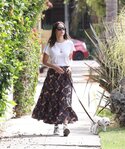 ana-de-armas-walking-her-dog-santa-monica-2.jpg