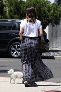 ana-de-armas-in-maxi-skirt-and-white-t-shirt-05-08-2020-8.jpg