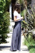 ana-de-armas-in-maxi-skirt-and-white-t-shirt-05-08-2020-7.jpg