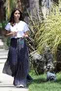 ana-de-armas-in-maxi-skirt-and-white-t-shirt-05-08-2020-3.jpg