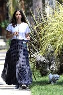 ana-de-armas-in-maxi-skirt-and-white-t-shirt-05-08-2020-4.jpg