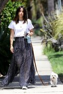 ana-de-armas-in-maxi-skirt-and-white-t-shirt-05-08-2020-9.jpg