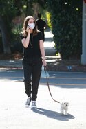 ana-de-armas-in-casual-outfit-walking-her-dog-in-venice-05-15-2020-1.jpg