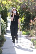 ana-de-armas-in-casual-outfit-walking-her-dog-in-venice-05-15-2020-14.jpg