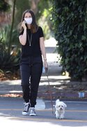 ana-de-armas-in-casual-outfit-walking-her-dog-in-venice-05-15-2020-3.jpg