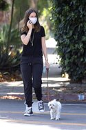 ana-de-armas-in-casual-outfit-walking-her-dog-in-venice-05-15-2020-9.jpg