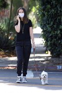 ana-de-armas-in-casual-outfit-walking-her-dog-in-venice-05-15-2020-15.jpg