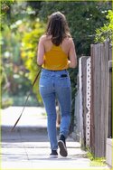 ana-de-armas-jeans-and-converse-on-walk-33.jpg