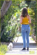 ana-de-armas-jeans-and-converse-on-walk-34.jpg