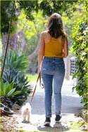 ana-de-armas-jeans-and-converse-on-walk-35.jpg