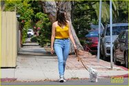 ana-de-armas-jeans-and-converse-on-walk-32.jpg