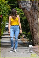 ana-de-armas-jeans-and-converse-on-walk-30.jpg