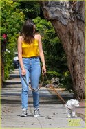 ana-de-armas-jeans-and-converse-on-walk-31.jpg