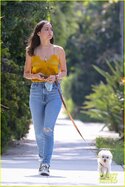 ana-de-armas-jeans-and-converse-on-walk-24.jpg