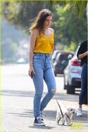 ana-de-armas-jeans-and-converse-on-walk-21.jpg