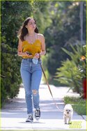 ana-de-armas-jeans-and-converse-on-walk-29.jpg