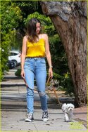 ana-de-armas-jeans-and-converse-on-walk-20.jpg