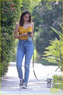 ana-de-armas-jeans-and-converse-on-walk-23.jpg