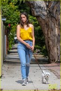 ana-de-armas-jeans-and-converse-on-walk-22.jpg