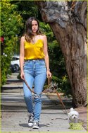 ana-de-armas-jeans-and-converse-on-walk-17.jpg