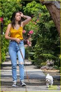 ana-de-armas-jeans-and-converse-on-walk-12.jpg