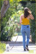 ana-de-armas-jeans-and-converse-on-walk-05.jpg